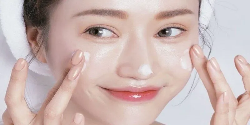 Ưu tiên dùng sữa rửa mặt dịu nhẹ, phù hợp với làn da